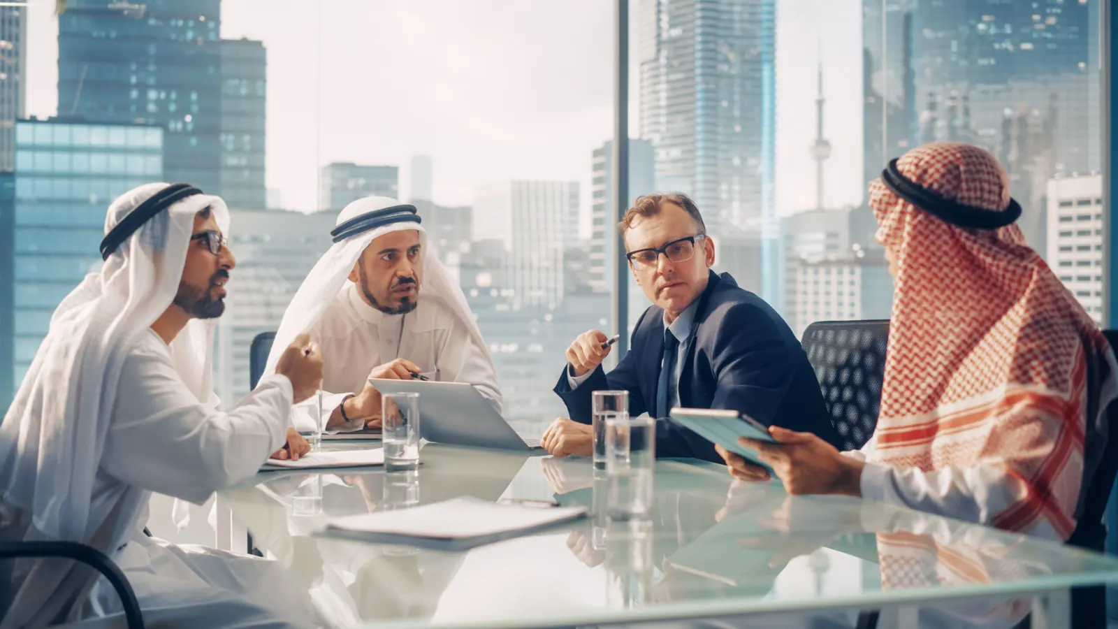 فريق عمل يتابع المعاملات الحكومية والإلكترونية